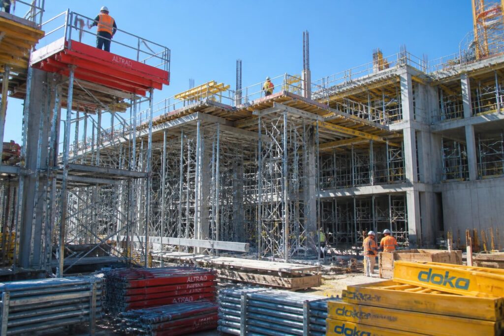 découvrez notre sélection de tours d'étaiement altrad, doka et d'autres grandes marques, idéales pour sécuriser et faciliter vos chantiers de construction.
